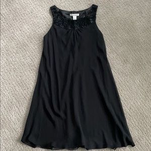 Like New White House Sleeveless Black Shift Dress (Size 2)